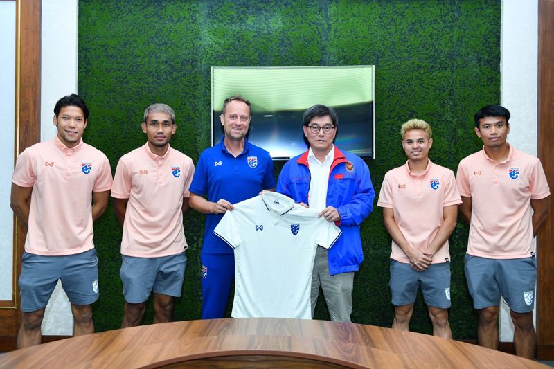 ‘มาดามแป้ง’ขอบคุณเอกอัครราชทูตไทยมาเยี่ยมนักฟุตบอล