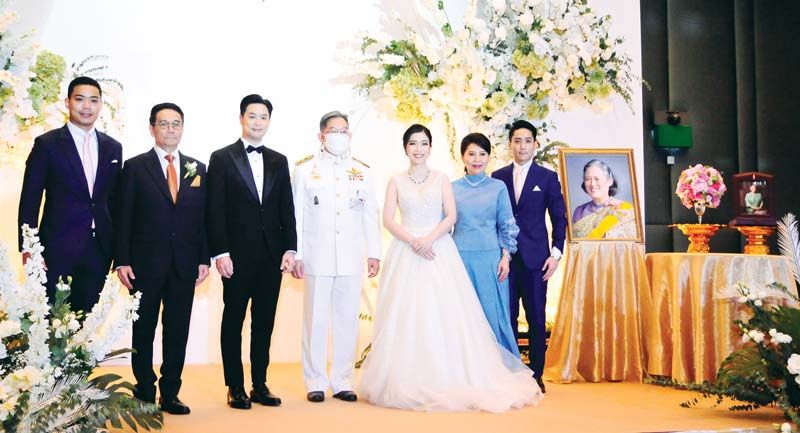 สมรสพระราชทาน นักการทูตกับนักวิชาการกระทรวงการคลัง อดิพลิน ภาณุพงศ์ อิสราภรณ์ ชัยนะกุล