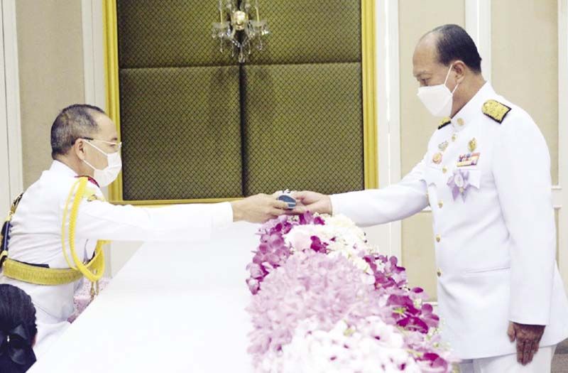 กรมหมื่นสุทธนารีนาถ องค์ประธานมูลนิธิร่วมจิตต์น้อมเกล้าฯ  โปรดให้ผู้แทนพระองค์ ไปประทานเข็ม ‘พุ่มเพชร’ สัญลักษณ์ของมูลนิธิฯ