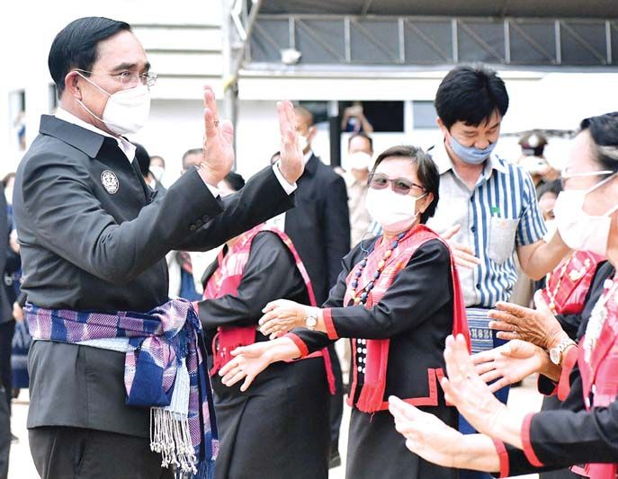 ฝ่ายค้านยื่นซักฟอก 11 รมต.  ล็อกเป้าถล่ม 3 ป.  อัดบริหารงานล้มเหลว-ฉีกปชต.