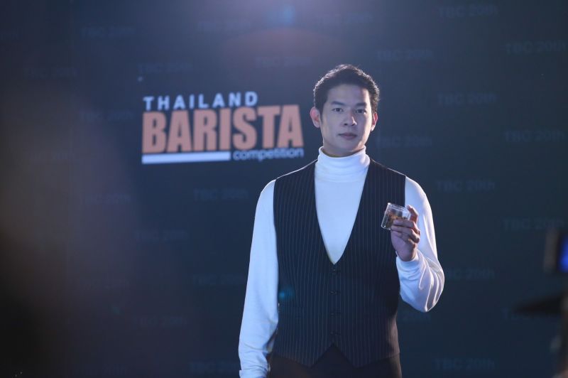 แค่เห็นก็ใจสั่น 'เพื่อน คณิน'ลุค'บาริสต้า'หล่อสะเทือนวงการกาแฟ!