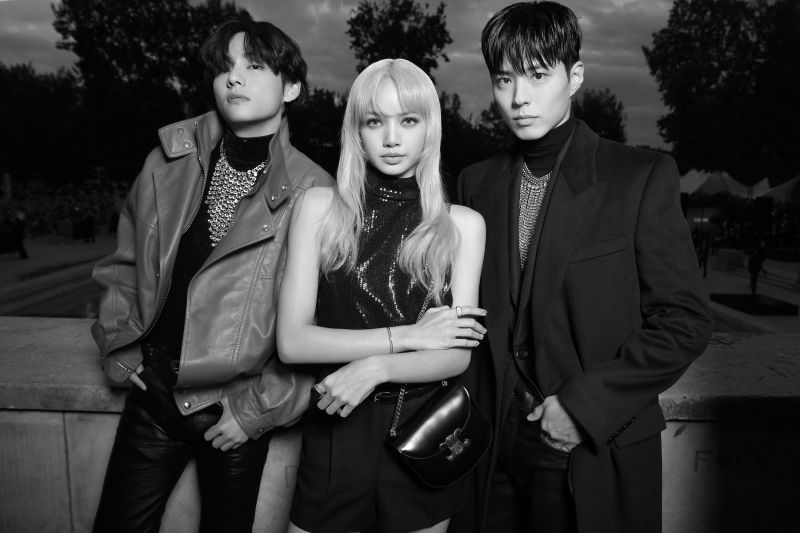 ลิซ่า BLACKPINK พร้อมด้วยสองหนุ่มสุดฮอต V จากวง BTS และ Park Bo Gum เข้าร่วมชมงานแฟชั่นCeline