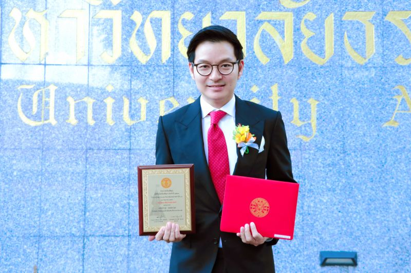 'เอ วราวุธ' รับโล่เกียรติยศ ศิษย์เก่าดีเด่น ม.ธรรมศาสตร์