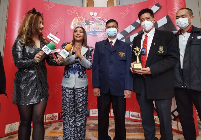 ประธานชมรมผู้สื่อข่าวฯ พร้อมคนดี รับมอบรางวัล 'คนดีจิตอาสา ประจำปี 2565'