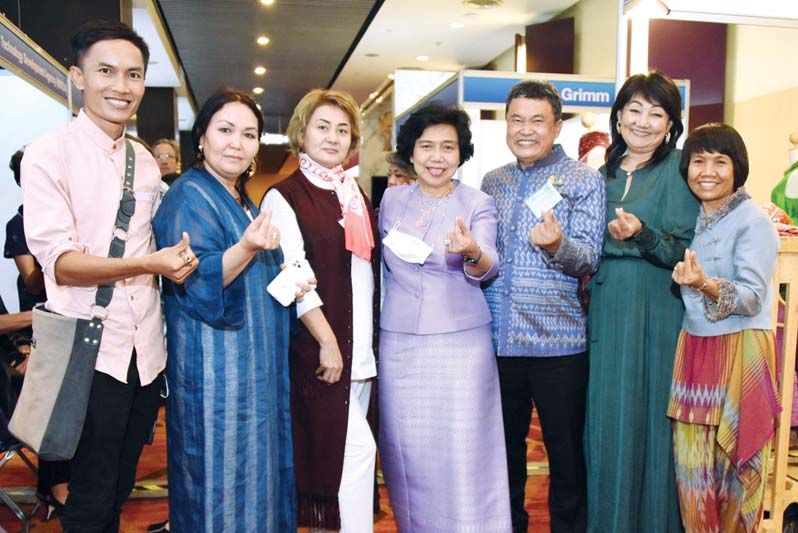 นายกสมาคมแม่บ้าน มท. ปลื้มผู้นำสตรีทั่วโลกสนใจผลิตภัณฑ์ฝีมือคนไทย  ร่วมอุดหนุนผู้ประกอบการในการประชุมสุดยอดผู้นำสตรีโลก
