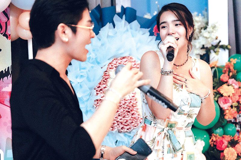 ‘มีนตรา อินทิรา’นํ้าตาท่วม ประทับใจแฟนคลับทำเซอร์ไพรส์