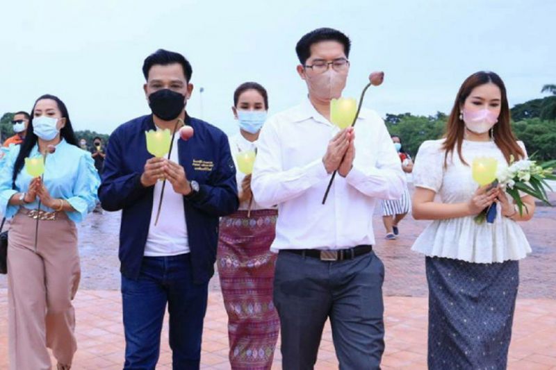 'พี่เต้'เข้าวัดเวียนเทียน ฝากข้อคิดเตือนใจ'เลิกใบในวันเข้าพรรษา'