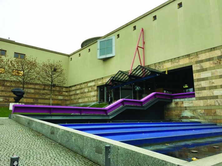 แหวกฟ้าหาฝัน : New State Gallery Stuttgart