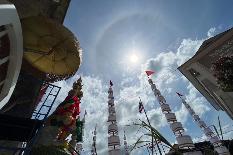 อาทิตย์ทรงกรดกลางพิธีเบิกเนตร องค์ท้าวเวสสุวรรณ วัดลำกระดาน