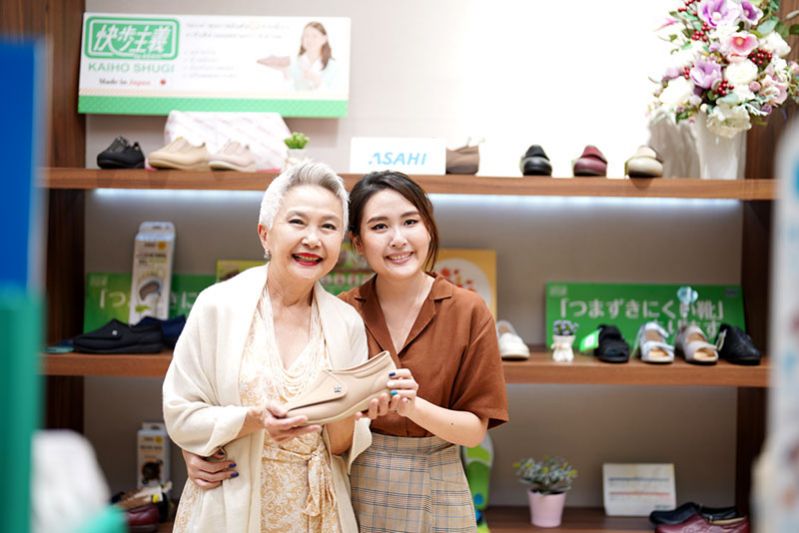 เพราะสุขภาพเท้าสำคัญ เซเลบฯ เลือกรองเท้าสุขภาพเป็นของขวัญวันแม่ปีนี้