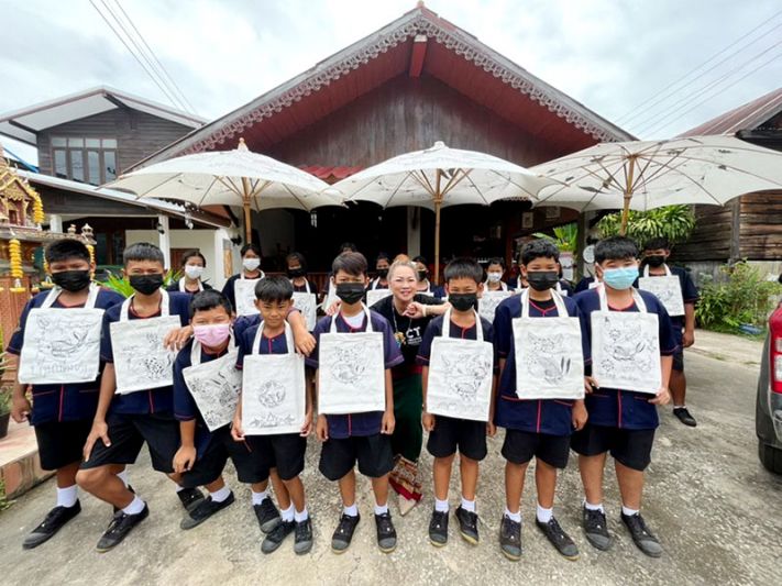 อบรมเขียนลายสังคโลกลงบนวัสดุ