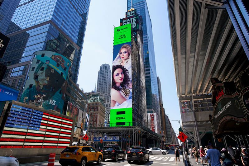 'นิว - จิ๋ว'ยึดพื้นที่บิลบอร์ดกลาง Time Square มหานครนิวยอร์ก