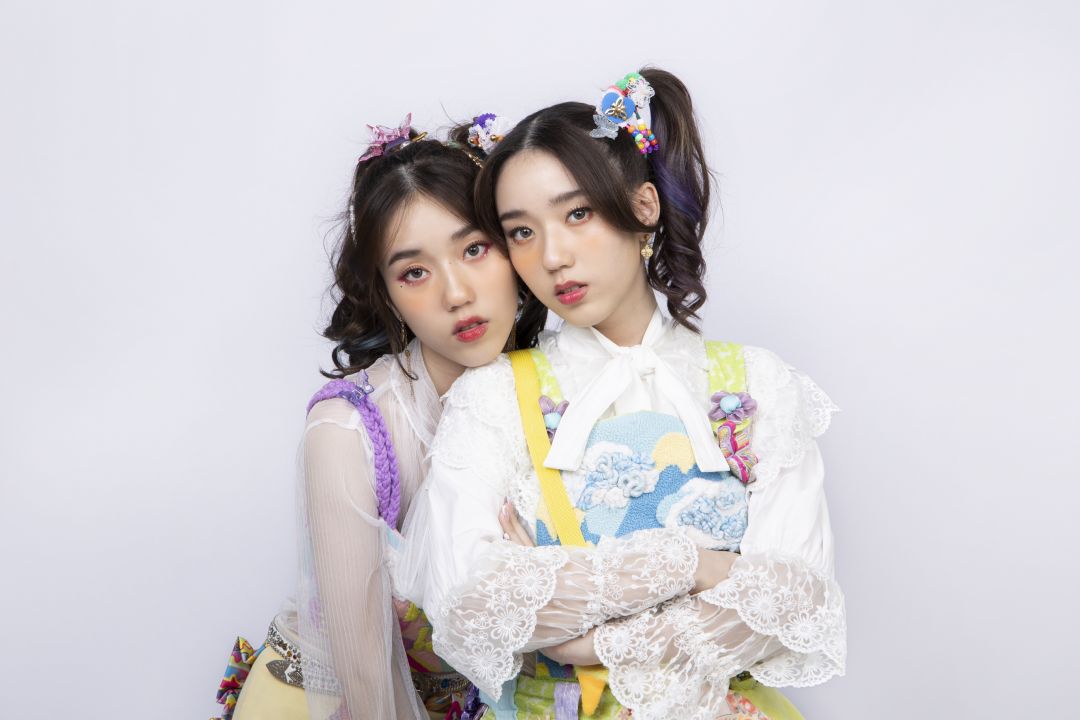 'ดีดี้-ดาด้า' Duo คู่แฝดคู่แรกแห่งค่าย LIT Entertainment ส่งความสดใสกับเดบิวต์แรก 'เฟรนด์ลี่หรือมีใจ'