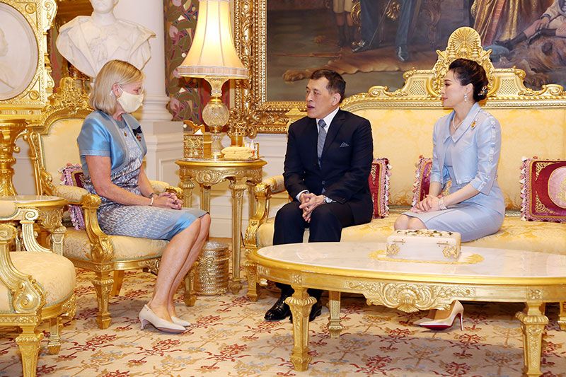 'ในหลวง-พระราชินี'พระราชทานพระบรมราชวโรกาสให้ทูตต่างประเทศ เฝ้าฯกราบบังคมทูลลา