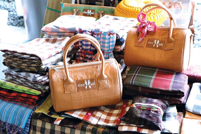 นิทรรศการแสดงผลิตภัณฑ์ชุมชน  โครงการสลากสรรค์สร้างเพื่อชุมชน ปีที่ 4