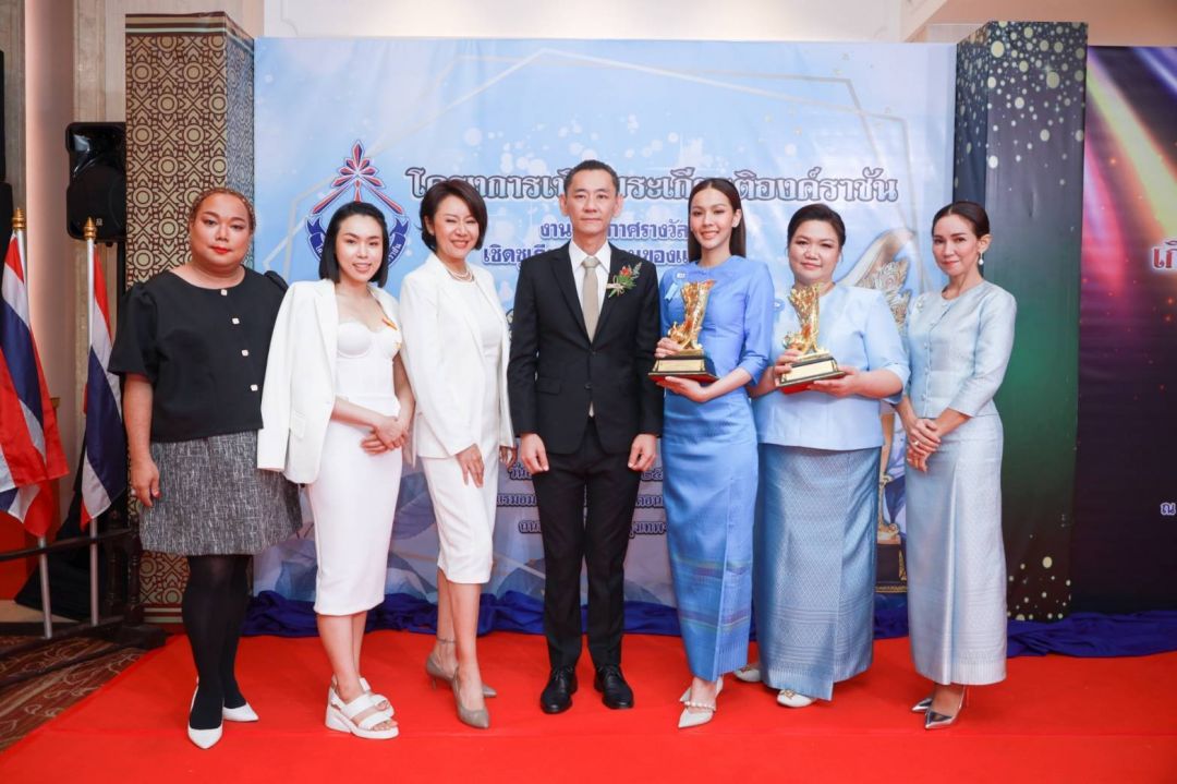 'พีพี-พัชญา'ควงคุณแม่อรหัย นำทีมคนบันเทิง เข้ารับรางวัลในโครงการ 'คนของแผ่นดิน'ประจำปี 2565