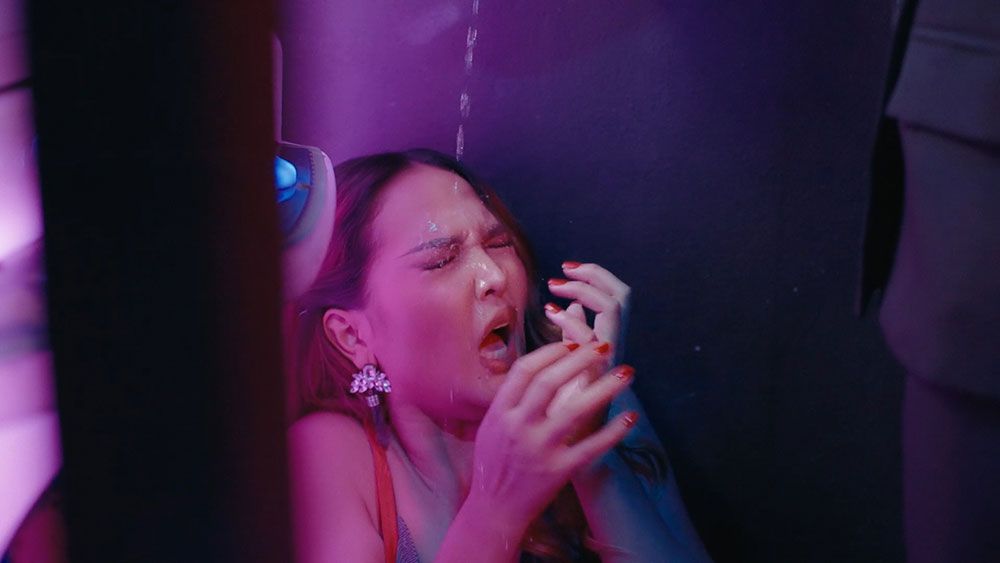 ช็อก!‘เอิ้นขวัญ วรัญญา’โดนสาดนํ้ากรดจนตาบอด เหตุเพราะเป็นมือที่ 3 ใน MV ‘ถิ่มกันเท่ากับห่วง’