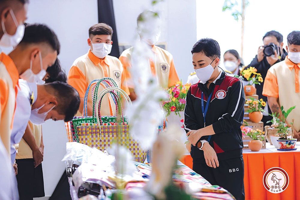 สมเด็จพระเจ้าลูกเธอ เจ้าฟ้าพัชรกิติยาภาฯ ทรงตีปิงปองร่วมกับเด็กและเยาวชน  โครงการ‘ให้โอกาสสร้างคน BBG Young Table Tennis’โดย สโมสรกีฬาบีบีจี