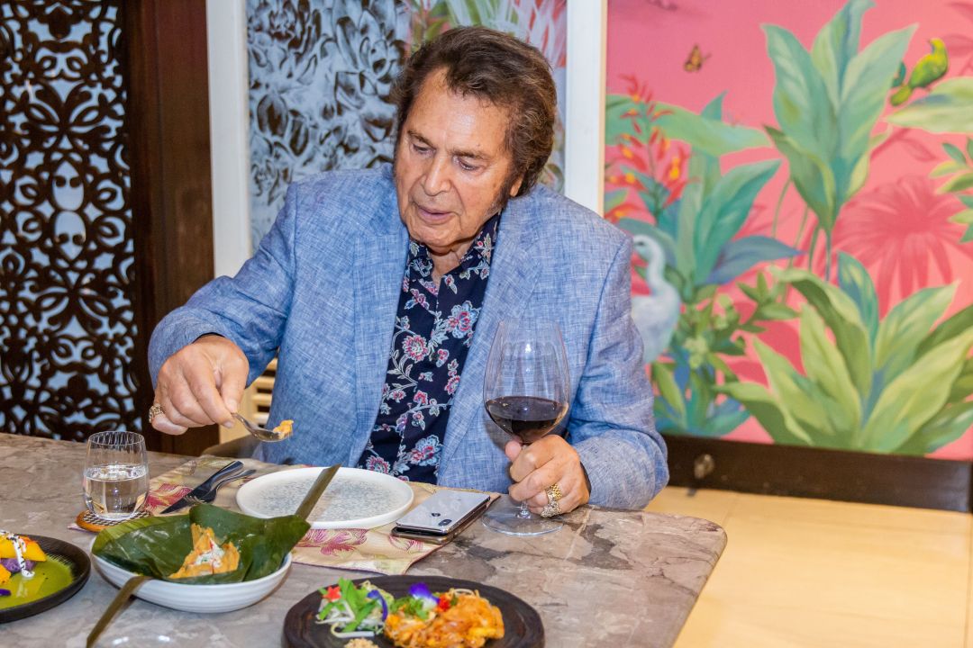 ศิลปินระดับโลก เองเกลเบิร์ต ฮัมเพอร์ดิงค์ ถูกใจห่อหมกคุณย่าตั้งแต่ชิมครั้งแรก