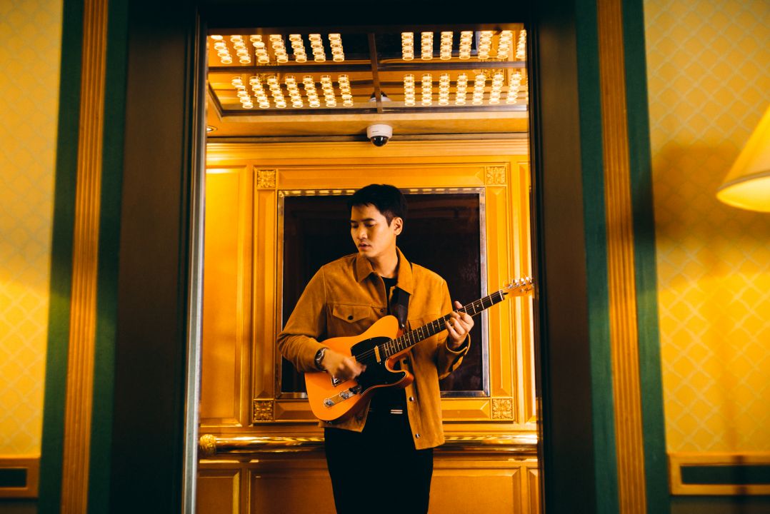 8 สิ่งที่น่าสนใจใน Music Video เพลง Hotel