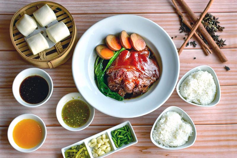 เปิดตำนานความอร่อย ข้าวขาหมูดิเอมเมอรัลด์