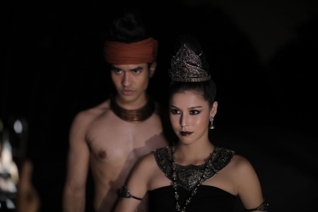 'ยิหวา'แผลงฤทธิ์ ! ตามแก้แค้น 'ไม้-อุ้ม'สุดหลอน ! กระโดดขึ้นหลังคารถอาละวาดกลางถนน
