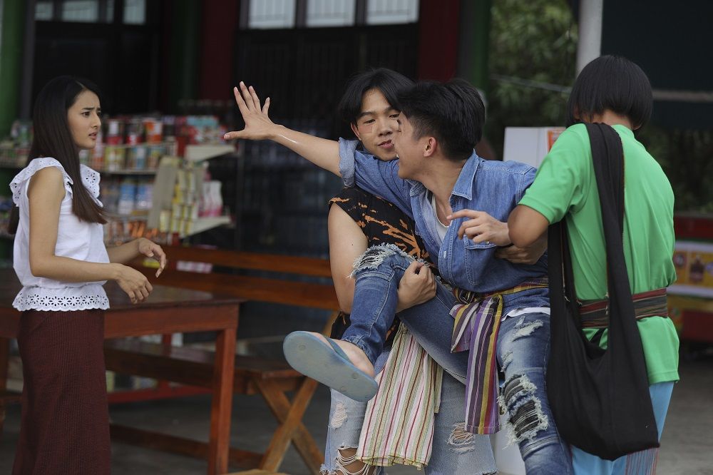 'ผู้ใหญ่ บ้านฟินแลนด์'เก๊กหล่อจนเสียฟอร์ม!เป้าตึง-ตะคริวกินขาจริงใน 'ฮักล้นไห หัวใจนายเกิบคีบ'