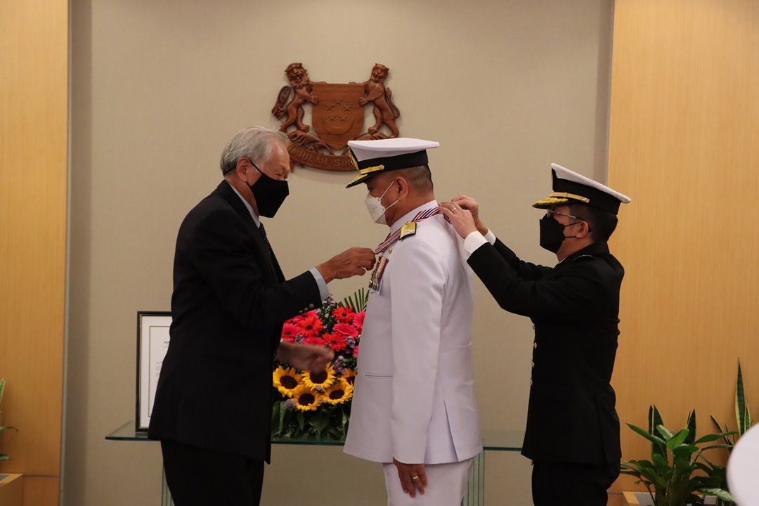 ‘ผู้บัญชาการทหารเรือ’ รับเครื่องอิสริยาภรณ์ด้านการทหารจากสิงคโปร์