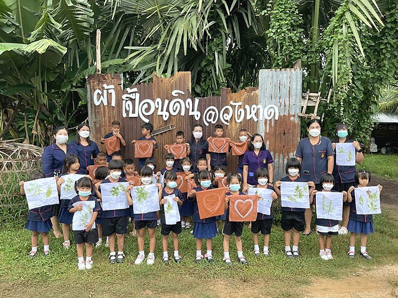 รร.บ้านวังหาด เสริมพัฒนาการนักเรียน ทำกิจกรรมสีจากดิน ภูมิปัญญาท้องถิ่น