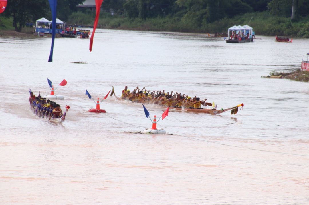 JKN18ยิงสดรอบชิง เรือยาวใหญ่ 55 ฝีพายจาก สปป.ลาว ร่วมประลองความเร็วหวังชิงถ้วยพระราชทาน