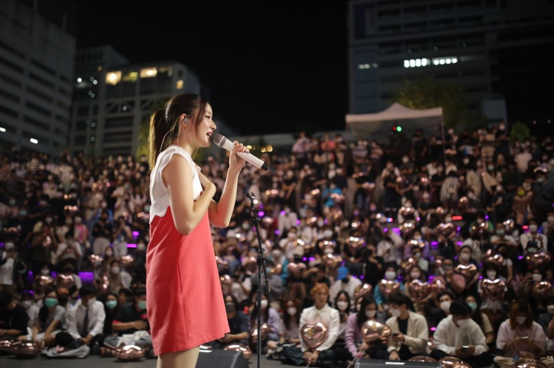 'อิ้งค์-วรันธร'บุกเซอร์ไพรส์แฟนเพลง เสิร์ฟออเดิร์ฟโชว์ที่สยาม หลังเปิดขายบัตรคอนเสิร์ตวันแรก 1 ชั่วโมง Sold Out!