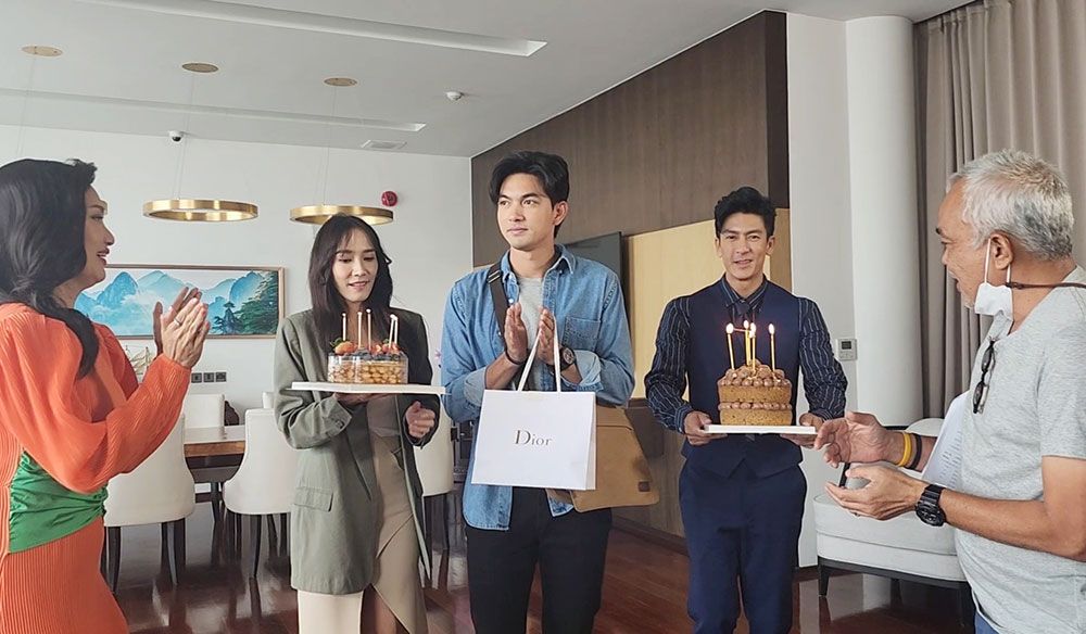 ‘เข้ม’ปลื้ม ‘ติ๊ก-อั้ม’ยกเค้กเซอร์ไพรส์วันเกิด  กลางกองละคร ‘ลมพัดผ่านดาว’