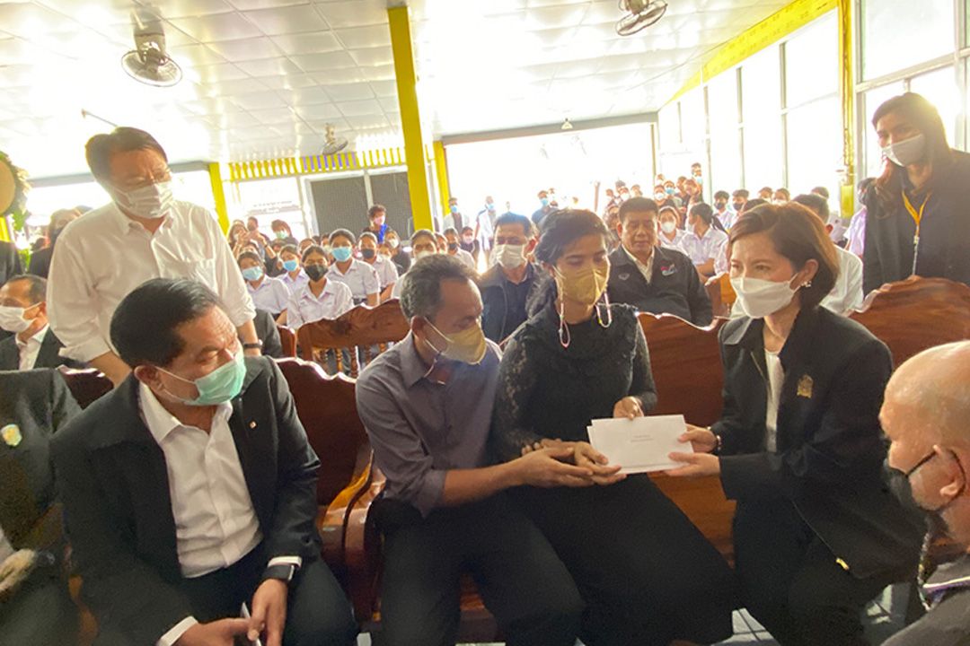 'ตรีนุช'รุดเยี่ยมให้กำลังใจมอบเงินช่วยเหลือครอบครัว 3 นร.เหยื่อคลั่งยาบ้า
