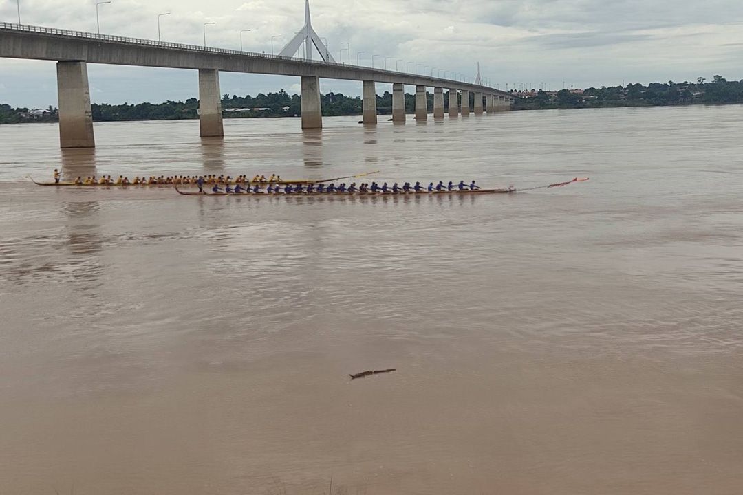 เทศบาลตำบลบางทรายใหญ่จัดแข่งเรือยาวใต้สะพานมิตรภาพแม่น้ำโขง