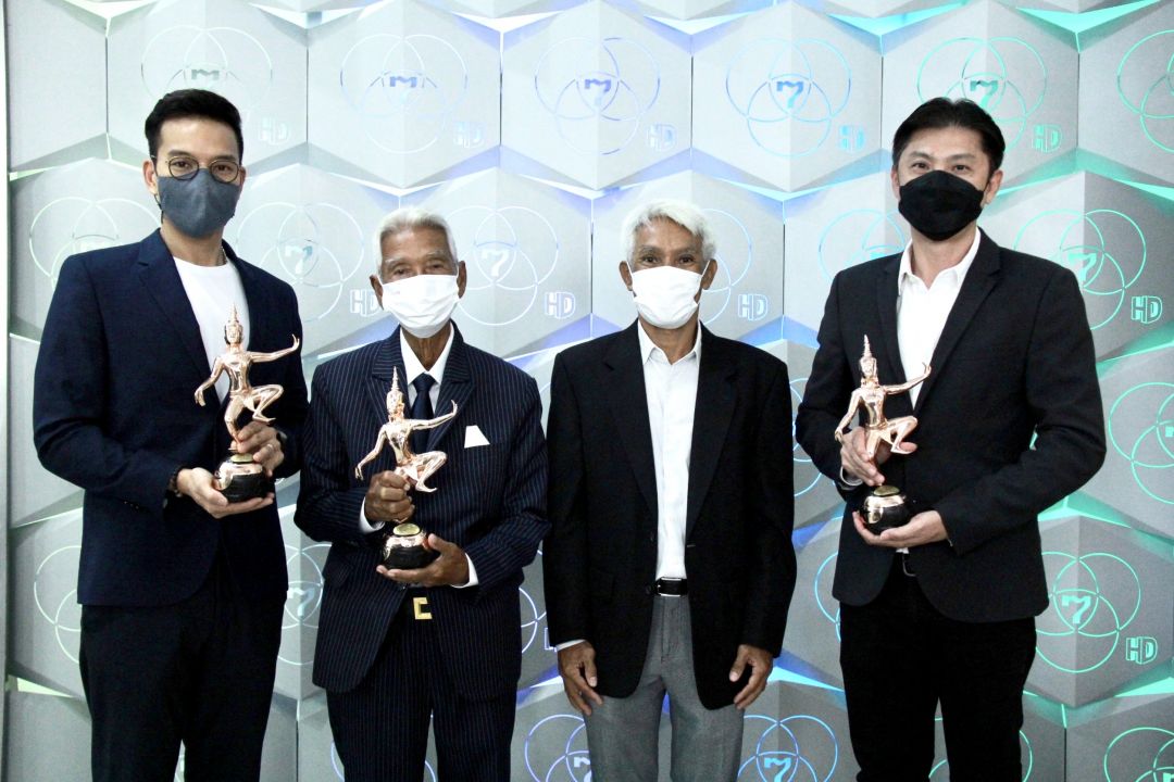 'ฉลอง ภักดีวิจิตร'รับรางวัลเกียรติยศด้านโทรทัศน์ พร้อม 2 รายการดัง 'ถกไม่เถียง-มาสเตอร์เชฟฯ ซีซั่น 4'