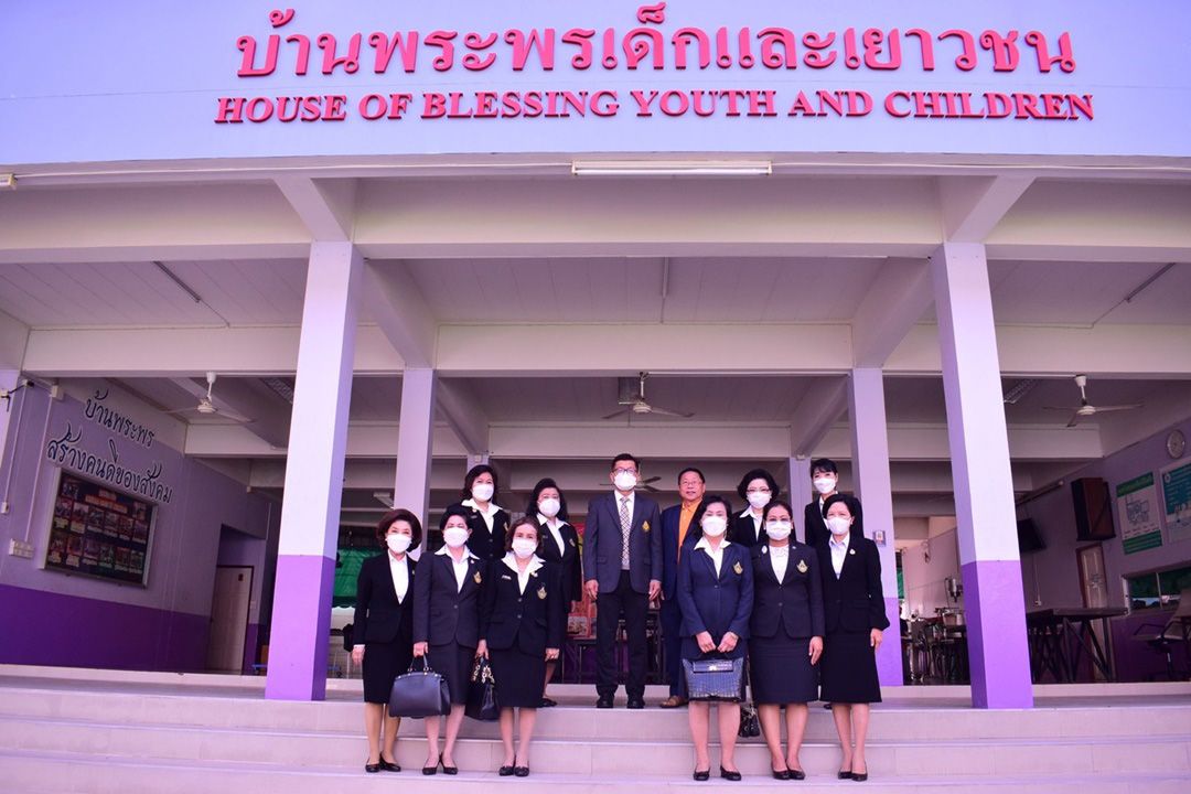 อธิบดีผู้พิพากษาศาลเยาวชนและครอบครัวกลางเข้าเยี่ยมและชมงานของมูลนิธิบ้านพระพร
