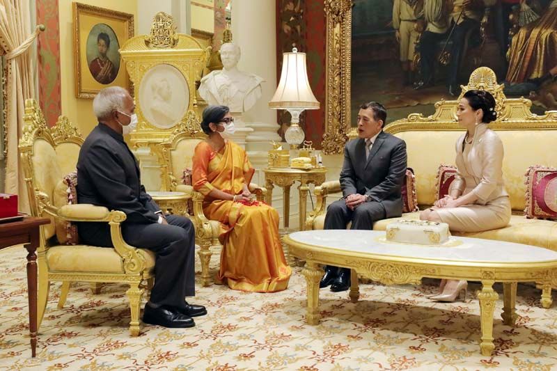 'ในหลวง-พระราชินี'พระราชทานพระบรมราชวโรกาสให้ทูตอินเดียเฝ้าฯ