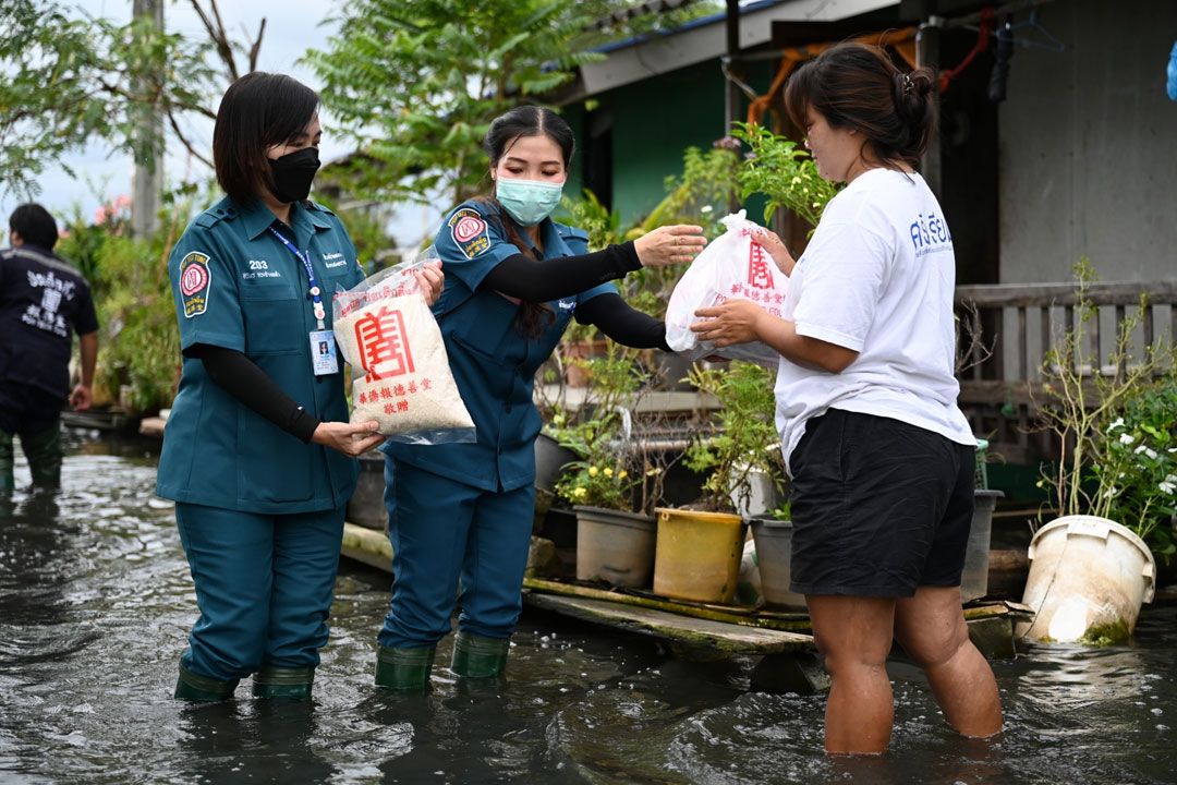 ‘ป่อเต็กตึ๊ง’ห่วงใยผู้ประสบภัยน้ำท่วม 6 เขตกทม. จัดทีมลุยแจกจ่ายถุงยังชีพ