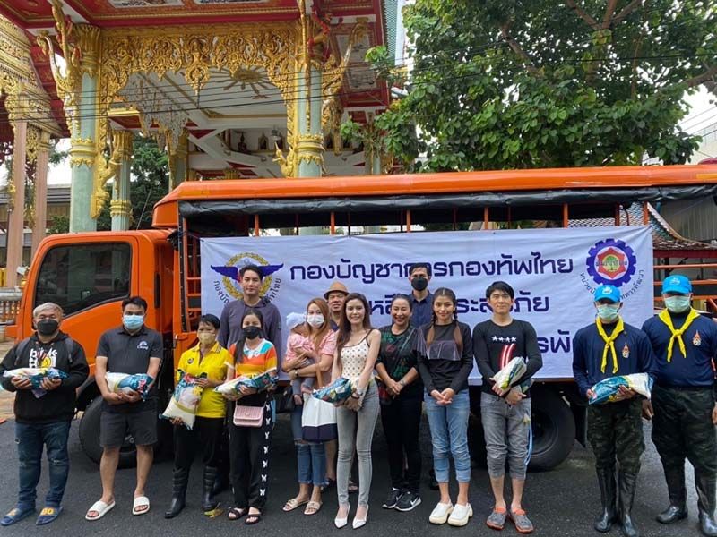 ‘อ๊อฟ-ธัญญ่า-ลาล่า-ป๊อก-เก่ง-น้ากล้วย’ลงพื้นที่ช่วยเหลือนํ้าท่วม