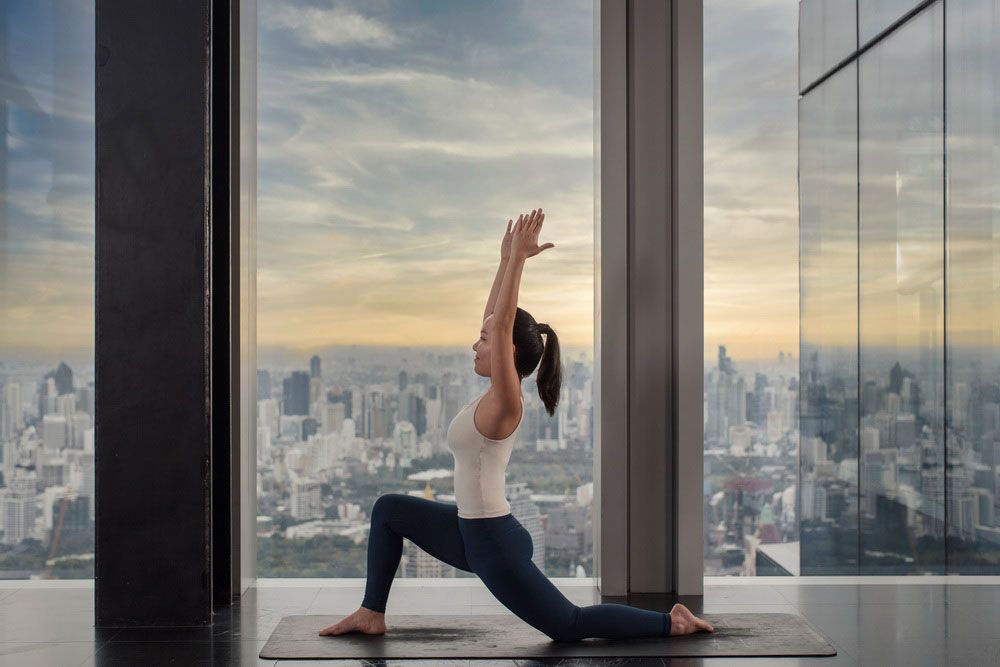 ชวนสายสุขภาพสนุกกับคลาสโยคะพร้อมดนตรีบำบัดบนตึกสูง