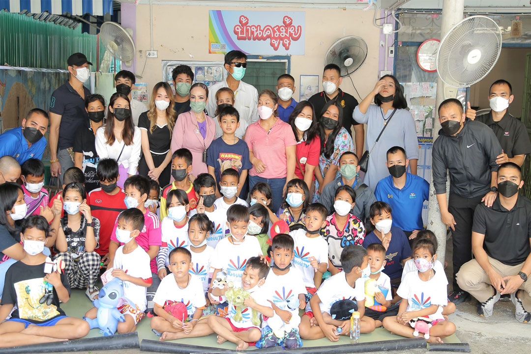 ‘ผอ.ฟ้า’นำทีมเลี้ยงอาหารเด็กยากไร้-มอบสิ่งของบ้านเด็กเร่ร่อนครูมุ้ย