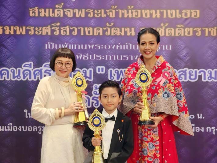 ‘กบ-ปภัสรา’ และ ‘หน่อง-อรุโณชา’  เข้ารับประทานรางวัล ‘คนดีศรีสยาม’