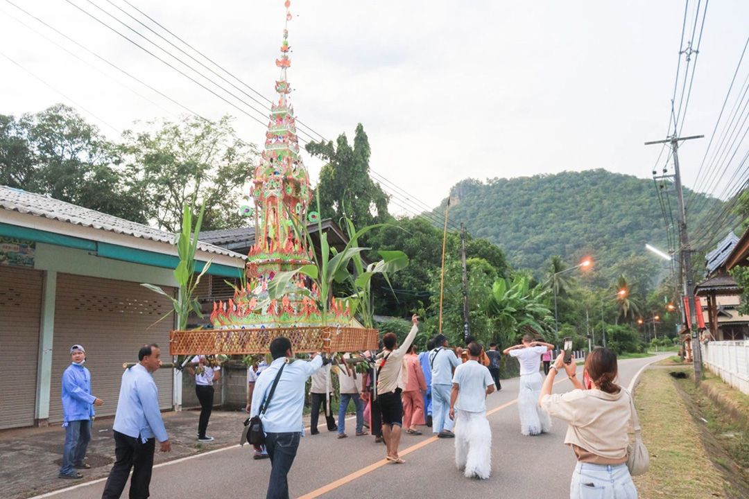 ชุมชนไทใหญ่ทาวน์บ้านผาบ่อง สืบสานประเพณีแห่จองพาราสีรุ้งวันออกพรรษา