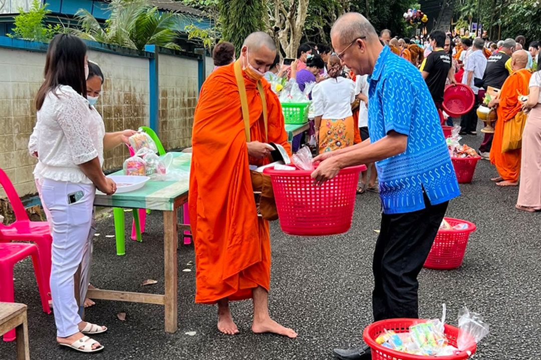 เลขานุการประธานสภาผู้แทนราษฏร ร่วมพิธีตักบาตรเทโว จ.ตรัง