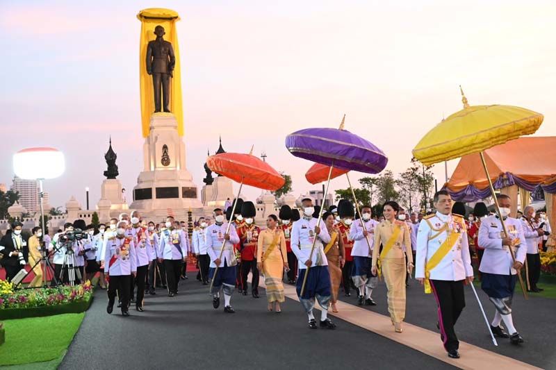 พสกนิกรเฝ้าฯรับเสด็จเนืองแน่น  ในหลวง-ราชินี  ทรงเปิดพระบรมราชานุสาวรีย์ร.9
