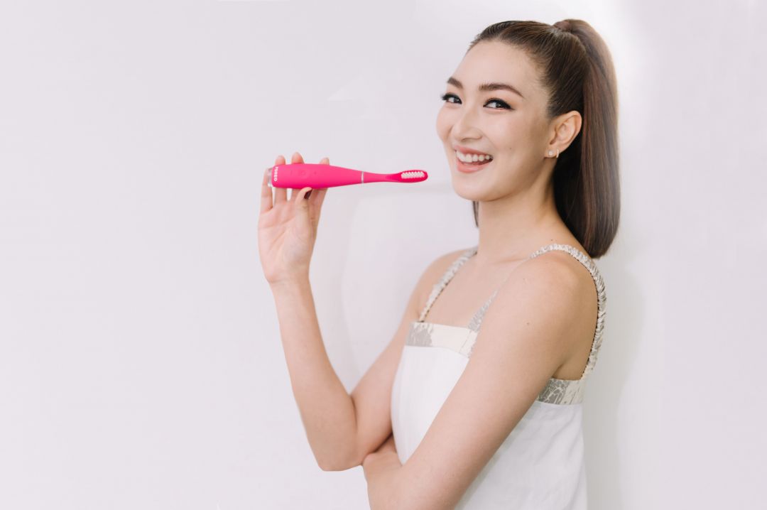 'แพนเค้ก-เขมนิจ'ชวนอวดรอยยิ้มสวยมั่นใจ ด้วยแปรงสีฟันซิลิโคนไฟฟ้า ISSA 3