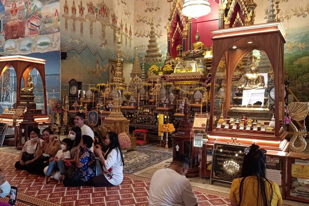 นักท่องเที่ยวแห่ทำบุญไหว้พระขอพร 'หลวงพ่อพระใส' แน่นวัดช่วงหยุดยาว