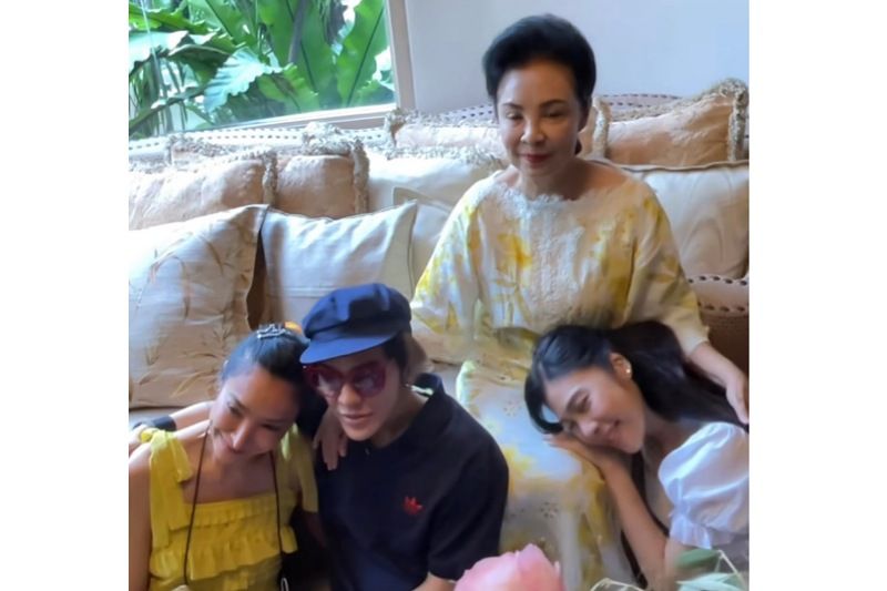 3 พี่น้อง 'ดัง-ดาว-เอ' เซอร์ไพรส์วันเกิดคุณแม่ 'คุณหญิงกอแก้ว บุญยะจินดา' สุดอบอุ่น