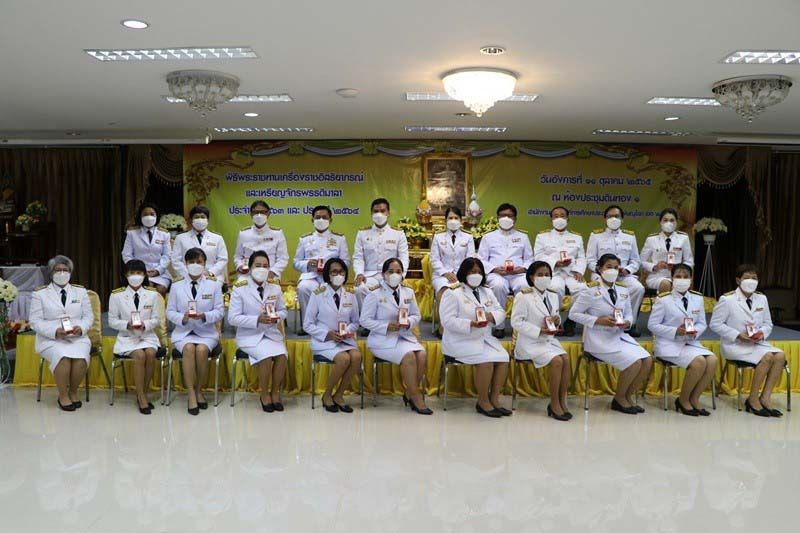 สพป.พิษณุโลก เขต 2 จัดพิธีรับพระราชทานเครื่องราชอิสริยาภรณ์