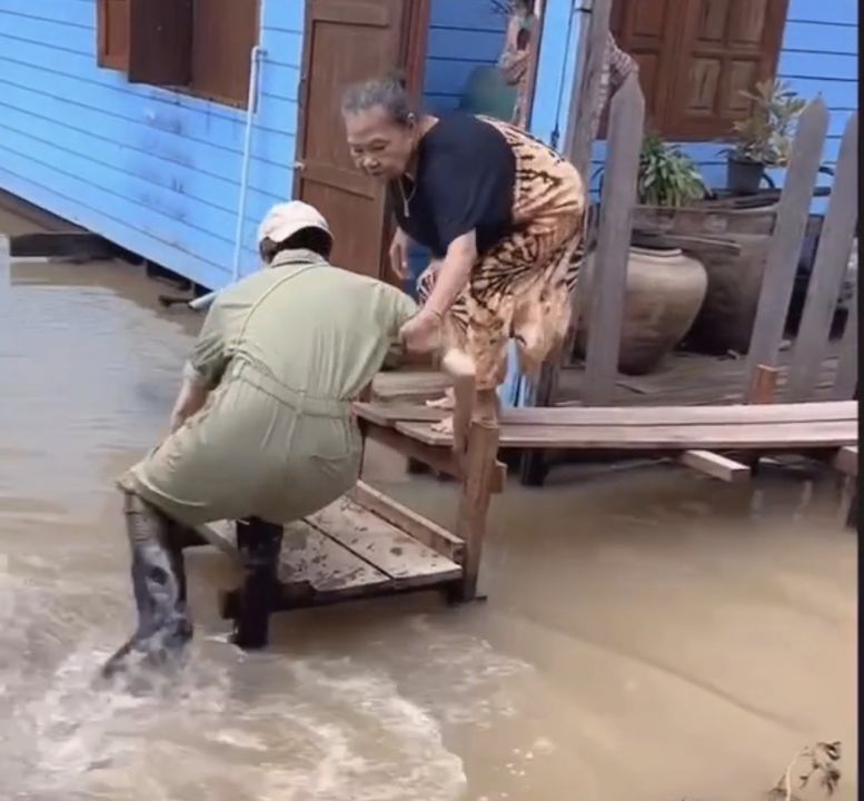 เกือบไปแล้ว !! บอย โพสต์คลิป เจี๊ยบ หวิดพลาดตกน้ำ